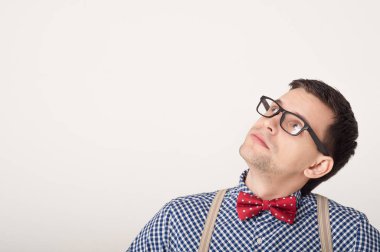 Genç yakışıklı yukarıya bakıp düşünüyorum adam