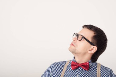 Genç yakışıklı yukarıya bakıp düşünüyorum adam