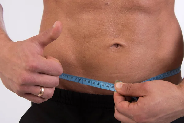 运动和饮食 有魅力的男人与肌肉的身体 运动的家伙 测量胶带体的人 — 图库照片