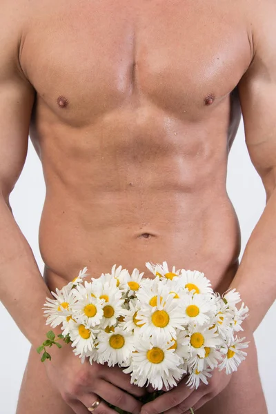 Όμορφος Άνδρας Και Λουλούδια Αγάπη Και Ειδύλλιο Γυμνός Άνδρας Κρατώντας — Φωτογραφία Αρχείου