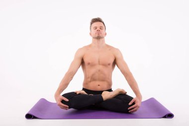 Yakışıklı delikanlı ve yoga. Eğitim ve dinlenme. Sağlıklı yaşam tarzı
