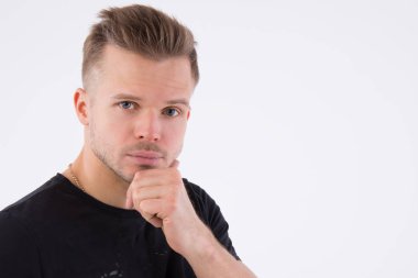 Genç yakışıklı adam düşünüyor. Studio adam. Kas ve seksi. Gri arka plan