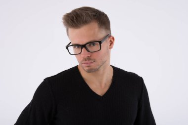 Genç yakışıklı adam dinleniyor. Akıllı, kas ve seksi. Gri arka plan