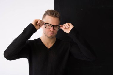 Genç yakışıklı adam dinleniyor. Akıllı, kas ve seksi. Kontrast arka plan