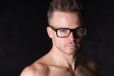 Yakışıklı delikanlı Studio. Akıllı, kas ve seksi. Siyah arka plan