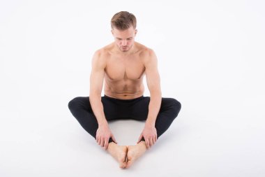 Yakışıklı delikanlı ve yoga. Eğitim ve dinlenme. Sağlıklı yaşam tarzı