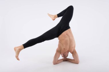 Yakışıklı delikanlı ve çalışmaları. Eğitim ve dinlenme. Sağlıklı bir yaşam tarzı. Isınma ve germe