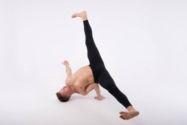 Yakışıklı delikanlı ve çalışmaları. Eğitim ve dinlenme. Sağlıklı bir yaşam tarzı. Isınma ve germe