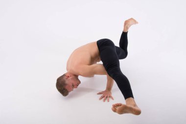 Yakışıklı delikanlı ve çalışmaları. Eğitim ve dinlenme. Sağlıklı bir yaşam tarzı. Denge ve denge