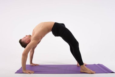 Yakışıklı delikanlı ve çalışmaları. Eğitim ve dinlenme. Sağlıklı bir yaşam tarzı. Dostum germe