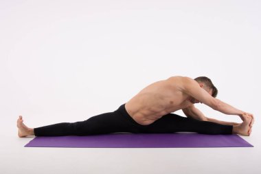 Yakışıklı delikanlı ve çalışmaları. Eğitim ve dinlenme. Sağlıklı bir yaşam tarzı. Dostum germe