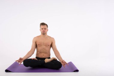Yakışıklı delikanlı ve yoga. Eğitim ve dinlenme. Sağlıklı bir yaşam tarzı. Germe