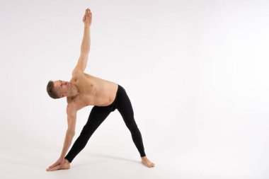 Yakışıklı delikanlı ve çalışmaları. Eğitim ve dinlenme. Sağlıklı bir yaşam tarzı. Germe