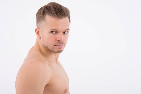 年轻英俊的男子在工作室 肌肉和性感 灰色背景 — 图库照片