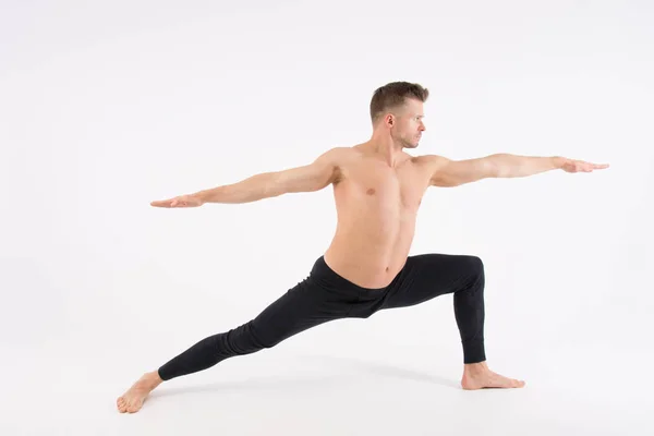 Junger Gutaussehender Mann Und Übungen Training Und Entspannung Gesunder Lebensstil — Stockfoto