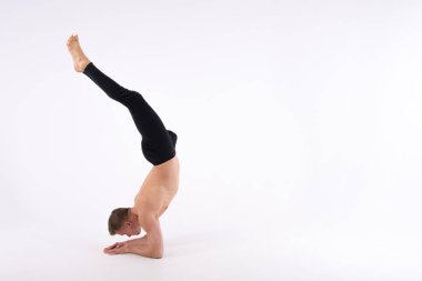 Yakışıklı delikanlı ve yoga. Eğitim ve dinlenme. Sağlıklı yaşam tarzı