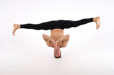 Yakışıklı delikanlı ve çalışmaları. Eğitim ve dinlenme. Sağlıklı bir yaşam tarzı. Denge ve denge