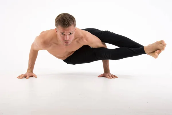 Junger Gutaussehender Mann Und Übungen Training Und Entspannung Gesunder Lebensstil — Stockfoto