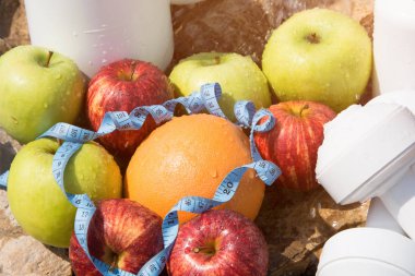 Spor ve diyet. Meyve ve tatlı su. Sağlıklı beslenme ve spor