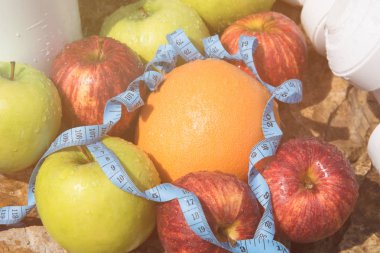 Spor ve diyet. Meyve ve tatlı su. Sağlıklı beslenme ve spor