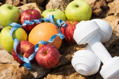 Spor ve diyet. Meyve ve tatlı su. Sağlıklı beslenme ve spor