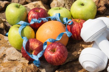 Spor ve diyet. Meyve ve tatlı su. Sağlıklı beslenme ve spor