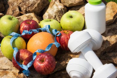 Spor ve diyet. Meyve ve tatlı su. Sağlıklı beslenme ve spor