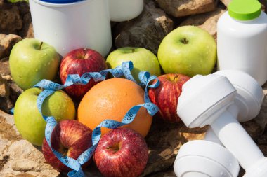 Spor ve diyet. Meyve ve tatlı su. Sağlıklı beslenme ve spor