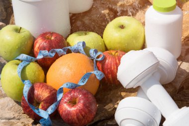 Spor ve diyet. Meyve ve tatlı su. Sağlıklı beslenme ve spor