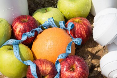 Spor ve diyet. Meyve ve tatlı su. Sağlıklı beslenme ve spor