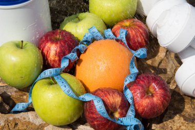 Spor ve diyet. Meyve ve tatlı su. Sağlıklı beslenme ve spor