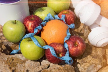 Spor ve diyet. Meyve ve tatlı su. Sağlıklı beslenme ve spor