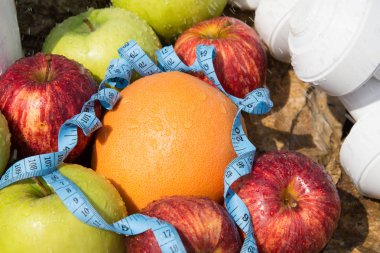 Spor ve diyet. Meyve ve tatlı su. Sağlıklı beslenme ve spor