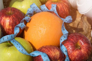 Spor ve diyet. Meyve ve tatlı su. Sağlıklı beslenme ve spor