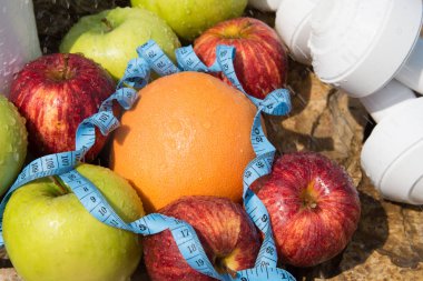 Spor ve diyet. Meyve ve tatlı su. Sağlıklı beslenme ve spor