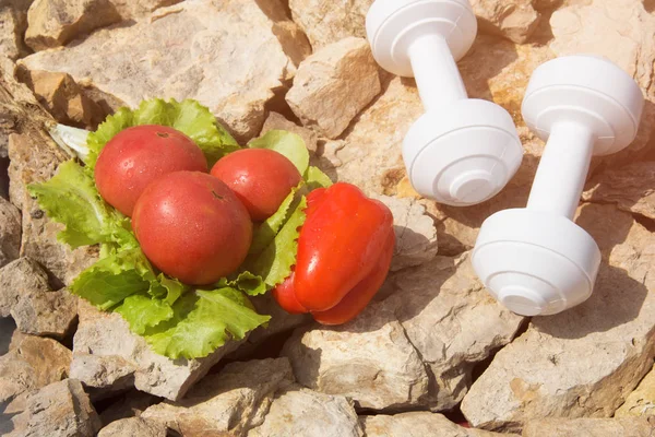 Spor ve diyet. Sebze ve taze su. Sağlıklı beslenme ve spor