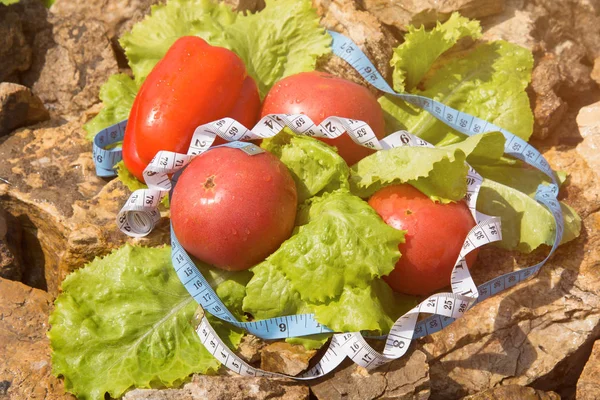 Spor ve diyet. Sebze ve taze su. Sağlıklı beslenme