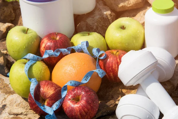 Spor ve diyet. Meyve ve tatlı su. Sağlıklı beslenme ve spor