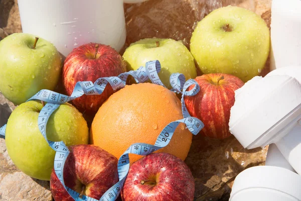 Spor ve diyet. Meyve ve tatlı su. Sağlıklı beslenme ve spor