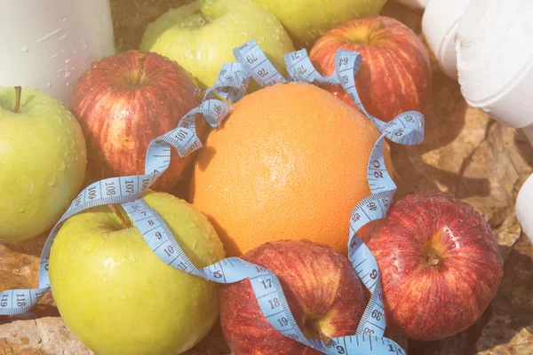 Spor ve diyet. Meyve ve tatlı su. Sağlıklı beslenme ve spor