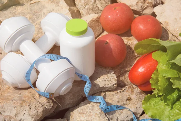 Spor ve diyet. Sebze ve taze su. Sağlıklı beslenme ve spor