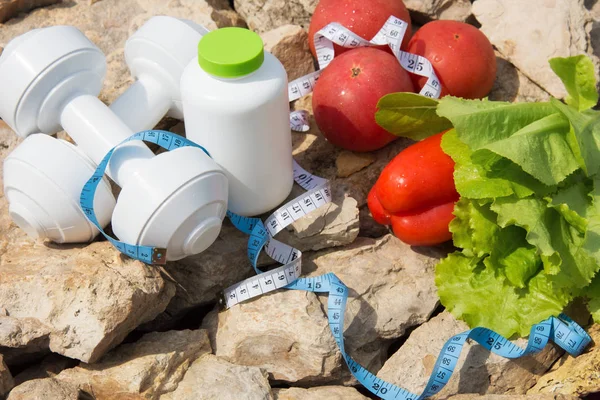Spor ve diyet. Sebze ve taze su. Sağlıklı beslenme ve spor