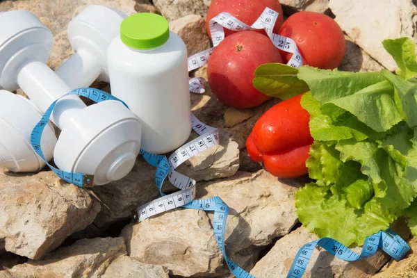 Spor ve diyet. Sebze ve taze su. Sağlıklı beslenme ve spor
