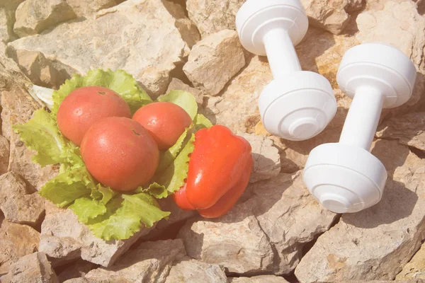 Spor ve diyet. Sebze ve taze su. Sağlıklı beslenme ve spor