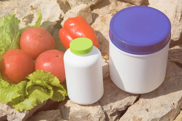 Spor ve diyet. Sebze ve taze su. Sağlıklı beslenme ve spor takviyeleri