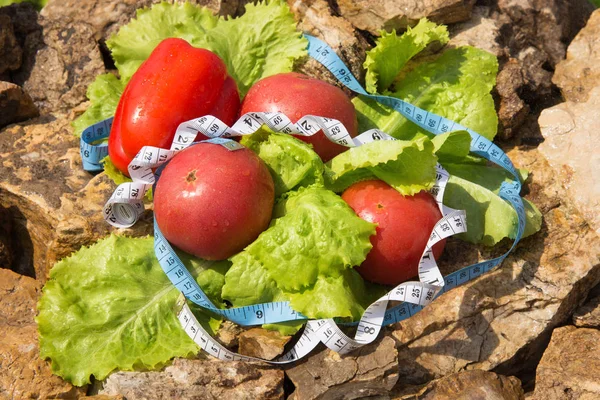 Spor ve diyet. Sebze ve taze su. Sağlıklı beslenme