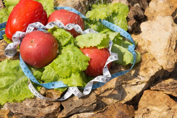 Spor ve diyet. Sebze ve taze su. Sağlıklı beslenme