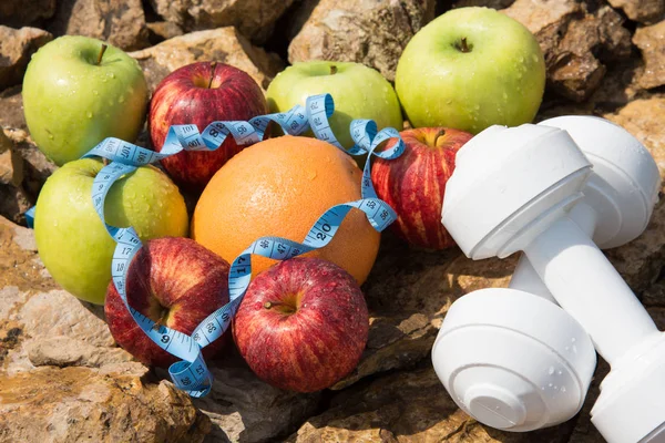 Spor ve diyet. Meyve ve tatlı su. Sağlıklı beslenme ve spor