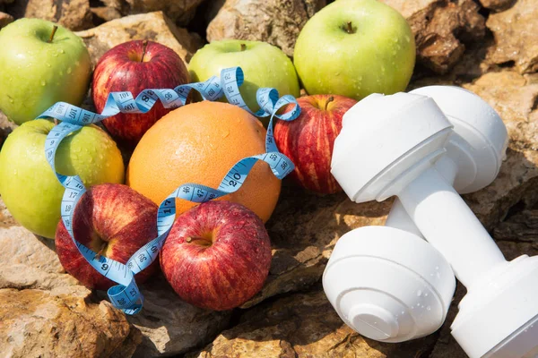 Spor ve diyet. Meyve ve tatlı su. Sağlıklı beslenme ve spor