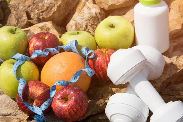 Spor ve diyet. Meyve ve tatlı su. Sağlıklı beslenme ve spor